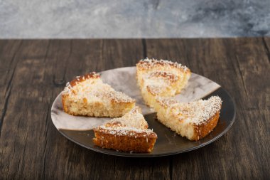 Tahta masaya konmuş hindistan cevizi dilimli tatlı dilimleri. Yüksek kalite fotoğraf