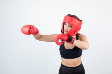 Kırmızı eldivenli ve kask eğitimli genç bayan boksör portresi. Yüksek kalite fotoğraf