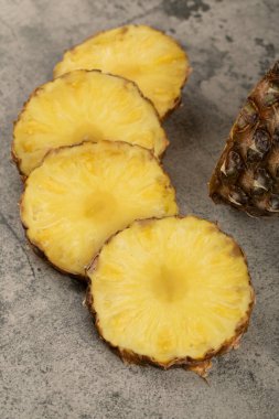 Tacı taş zemine yerleştirilmiş sulu olgun ananas. Yüksek kalite fotoğraf