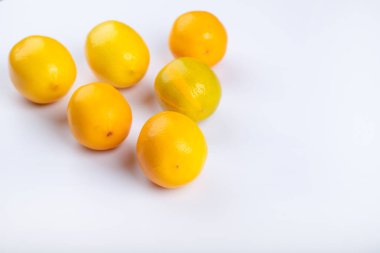 Beyaz arka planda izole edilmiş taze sarı limonlar. Yüksek kalite fotoğraf