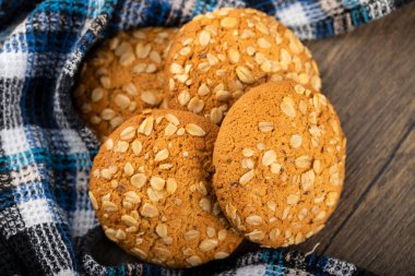 Ahşap yüzeyde fındıklı ev yapımı yulaf ezmeli kurabiyeler. Yüksek kalite fotoğraf