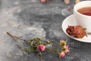 Kurutulmuş gül tomurcukları ve bir fincan sıcak çay. Yüksek kalite fotoğraf