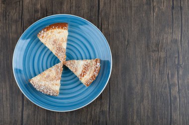 Ahşap bir masaya yerleştirilmiş lezzetli bir ahududu pastası tabağı. Yüksek kalite fotoğraf