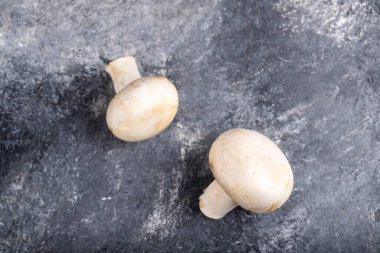 Misket masasına iki adet olgun şampiyon mantarı. Yüksek kalite fotoğraf