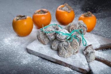 Tahtada kurutulmuş ve toz beyaz şeker içinde taze hurma. Yüksek kalite fotoğraf
