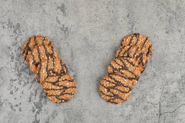 Tohumlu lezzetli bisküviler ve mermer arka planda çikolata. Yüksek kalite fotoğraf