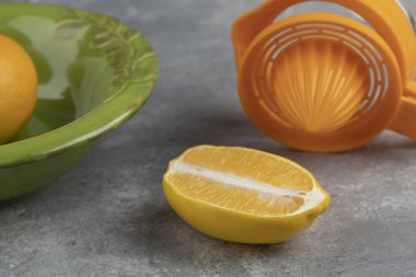 Yeşil bir dilim limon ve mermer zemin üzerinde boş bir cam sürahi. Yüksek kalite fotoğraf