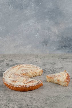 Mermer zemine yerleştirilmiş lezzetli meyveli turta. Yüksek kalite fotoğraf