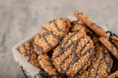 Bir sepet yulaf ezmeli kurabiye ve taşın üstünde çikolata. Yüksek kalite fotoğraf