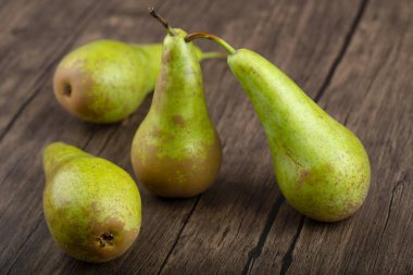 Ahşap zemin üzerinde taze taze taze, lezzetli yeşil armutlar. Yüksek kalite fotoğraf