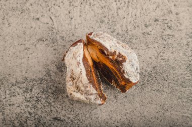 Taş zemine tek kurutulmuş hurma meyvesi. Yüksek kalite fotoğraf