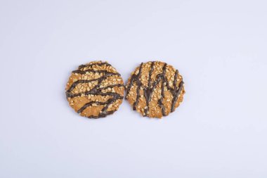 Beyaz arka planda izole edilmiş çikolata soslu iki kurabiye. Yüksek kalite fotoğraf