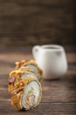 Tahta bir masanın üzerine taze suşi ruloları. Yüksek kalite fotoğraf