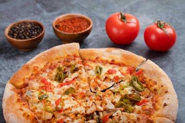 Taze kırmızı domatesli dilimlenmiş lezzetli pizza. Yüksek kalite fotoğraf