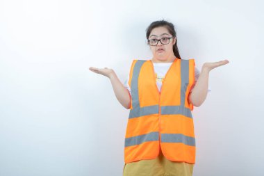 Gözlüklü genç bayan mühendis beyaz arka planda açık alan tutuyor. Yüksek kalite fotoğraf