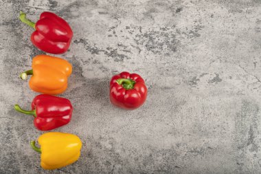 Taş zeminde sağlıklı olgun dolmalık biber seti. Yüksek kalite fotoğraf