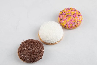 Beyaz arka plana renkli şekerler serpiştirilmiş kurabiyeler. Yüksek kalite fotoğraf