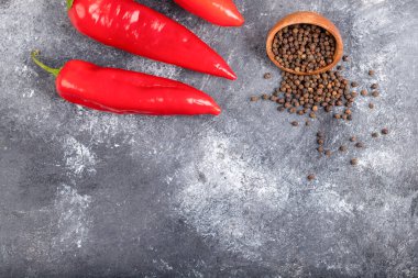 Mermer üzerine aromatik soslu kırmızı biber. Yüksek kalite fotoğraf