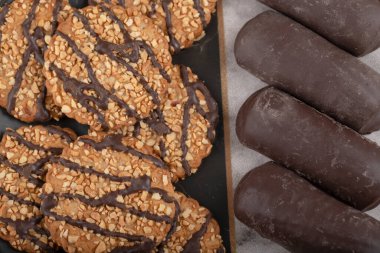 Bir kaseye konmuş çeşitli tatlı atıştırmalıklar. Yüksek kalite fotoğraf