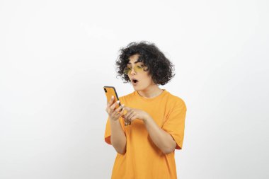 Beyaz arka planda poz veren genç bir kadın