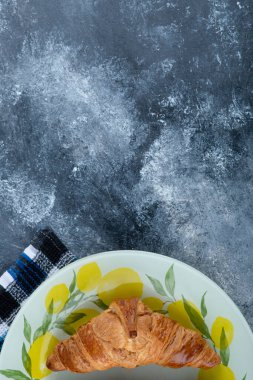 Taze ve lezzetli kruvasanlar taş masaya konmuş. Yüksek kalite fotoğraf