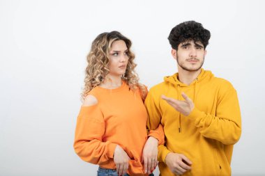 Esmer adam dalgalı saçlı kadına görünüyor. Yüksek kalite fotoğraf