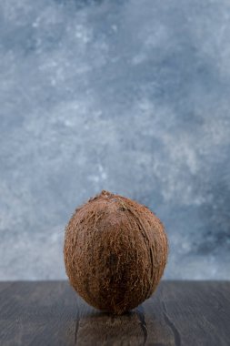 Ahşap bir zemine yerleştirilmiş olgun bir hindistan cevizi. Yüksek kalite fotoğraf