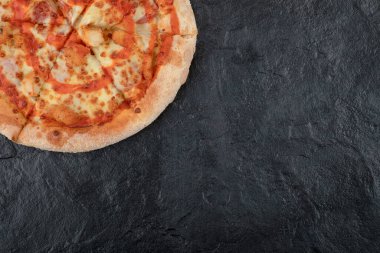 Siyah yüzeyde baharatlı tavuk pizzası. Yüksek kalite fotoğraf