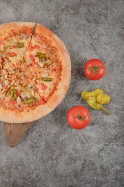 Tahtada, biber ve domatesli leziz tavuk pizzası. Yüksek kalite fotoğraf