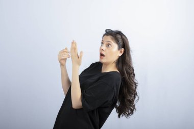 Beyaz arka planda güneş gözlüğüyle poz veren şık bir genç kadın. - Evet. Yüksek kalite fotoğraf