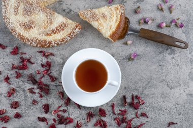 Yuvarlak, leziz bir pasta ve mermer bir arka planda bir fincan çay. Yüksek kalite fotoğraf