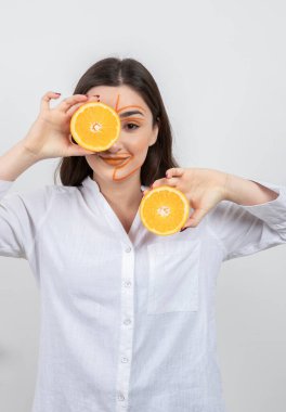 Portakallı boyalı yüzü olan genç bir kadın resmi. Yüksek kalite fotoğraf