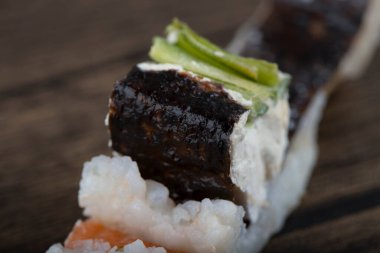 Ahşap zemine yerleştirilmiş taze lezzetli suşi dürümleri. Yüksek kalite fotoğraf