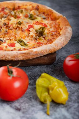 Taze kırmızı domatesli dilimlenmiş lezzetli pizza. Yüksek kalite fotoğraf