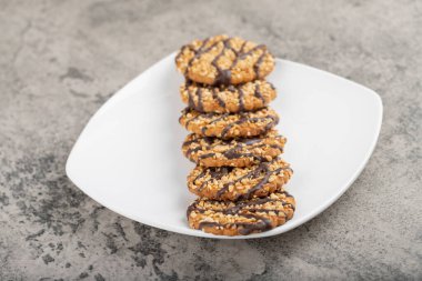 Taş masaya beyaz yulaflı çikolatalı bisküvi. Yüksek kalite fotoğraf
