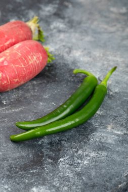 Tüm kırmızı turplar yeşil biberli mermer arka planda. Yüksek kalite fotoğraf