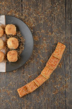 Bir tabak tatlı yuva pastası ve ahşap masada kraker yığını. Yüksek kalite fotoğraf
