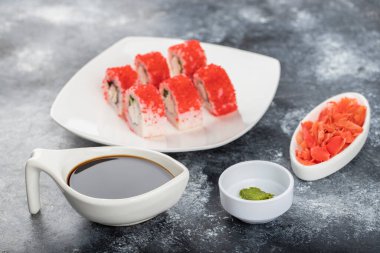 Bir tabak California suşi rulosu, turşulu zencefil ve soya sosu. Yüksek kalite fotoğraf