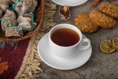 Kurutulmuş hurma sepeti, bisküvi ve arka planda bir fincan siyah çay. Yüksek kalite fotoğraf