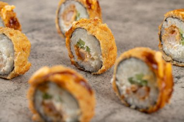 Taş bir masanın üzerine taze lezzetli suşi ruloları. Yüksek kalite fotoğraf