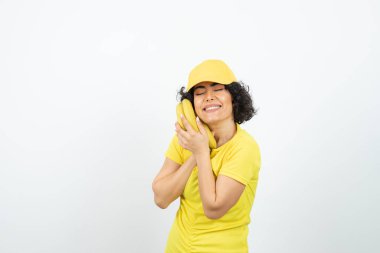 Beyaz arka planda poz veren genç bir kadın