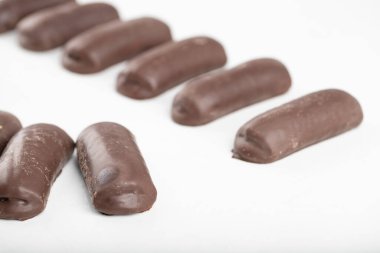 Beyaz arka plana yerleştirilmiş çikolata çubukları. Yüksek kalite fotoğraf