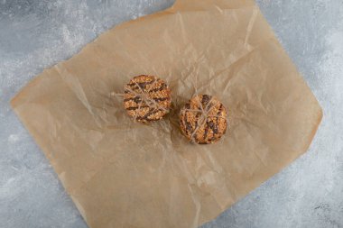 Yağsız kağıtta çikolata soslu birkaç sağlıklı yulaf ezmeli kurabiye. Yüksek kalite fotoğraf