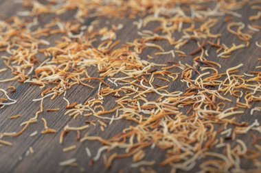 Tahta bir masaya konmuş Türk usulü lezzetli hamur işi. Yüksek kalite fotoğraf