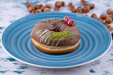 Sağlıklı fındıklı lezzetli çikolatalı donut tabağı. Yüksek kalite fotoğraf