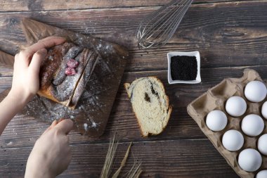 Çiğ tavuk yumurtasının yanında haşhaş tohumlu kadın el pastası. Yüksek kalite fotoğraf.