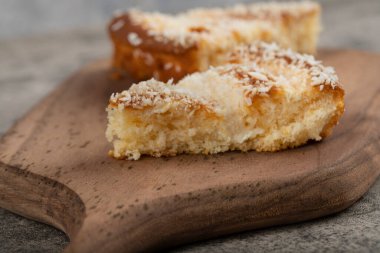 Tahta kesme tahtasına konmuş hindistan cevizi dilimli tatlı dilimleri. Yüksek kalite fotoğraf