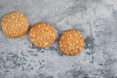 Taş bir masanın üzerine susamlı yulaf ezmeli kurabiyeler. Yüksek kalite fotoğraf