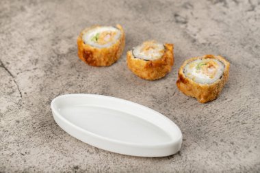 Somon, avokado ve peynirli sıcak kızarmış suşi ruloları. Yüksek kalite fotoğraf