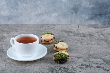 Taştan bir masanın üzerine yerleştirilmiş beyaz bir fincan siyah sıcak çay. Yüksek kalite fotoğraf
